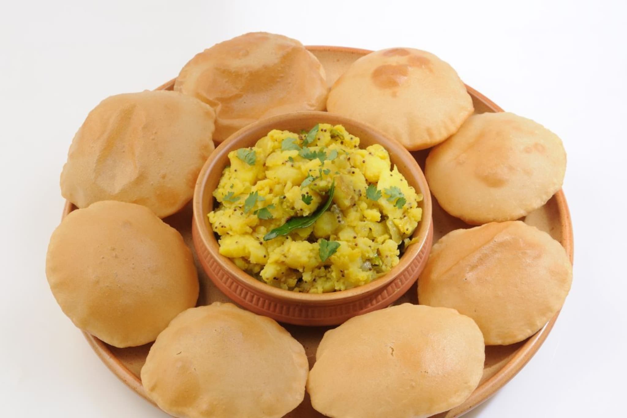 पुऱ्या बनवताना ही एक ट्रिक वापरा; अजिबात तेल शोषणार नाही, मऊ होईल आणि टम्म फुगेल