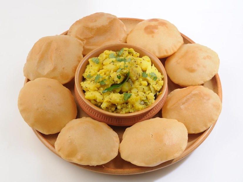 सहसा प्रत्येक घरात रोज चपाती-भाकरी आणि साधे पराठे बनवले जातात. जेव्हा काहीतरी वेगळे खाण्याचा विचार येतो, तेव्हा लोकांना पुरी आणि सुक्या भाज्या आठवतात. लहानांपासून मोठ्यांपर्यंत सर्वांना पुरी आवडते. मात्र जेव्हा पुरी बनवण्याचा विचार येतो तेव्हा एक समस्या असते, ती म्हणजे पुरी तळताना तेल शोषून घेते. ज्यामुळे अनेक वेळा पुरी फुगतही नाही. यासोबतच जास्त तेलकट पुरी खाल्ल्यानेही नुकसान होते. जर तुमच्यासोबतही असे घडले असेल, तर तळताना ही एक गोष्ट घातल्याने तुमची समस्या सुटेल आणि पुरी छान टम्म बॉलसारखी फुगेल. सहसा प्रत्येक घरात रोज चपाती-भाकरी आणि साधे पराठे बनवले जातात. जेव्हा काहीतरी वेगळे खाण्याचा विचार येतो, तेव्हा लोकांना पुरी आणि सुक्या भाज्या आठवतात. लहानांपासून मोठ्यांपर्यंत सर्वांना पुरी आवडते. मात्र जेव्हा पुरी बनवण्याचा विचार येतो तेव्हा एक समस्या असते, ती म्हणजे पुरी तळताना तेल शोषून घेते. ज्यामुळे अनेक वेळा पुरी फुगतही नाही. यासोबतच जास्त तेलकट पुरी खाल्ल्यानेही नुकसान होते. जर तुमच्यासोबतही असे घडले असेल, तर तळताना ही एक गोष्ट घातल्याने तुमची समस्या सुटेल आणि पुरी छान टम्म बॉलसारखी फुगेल.