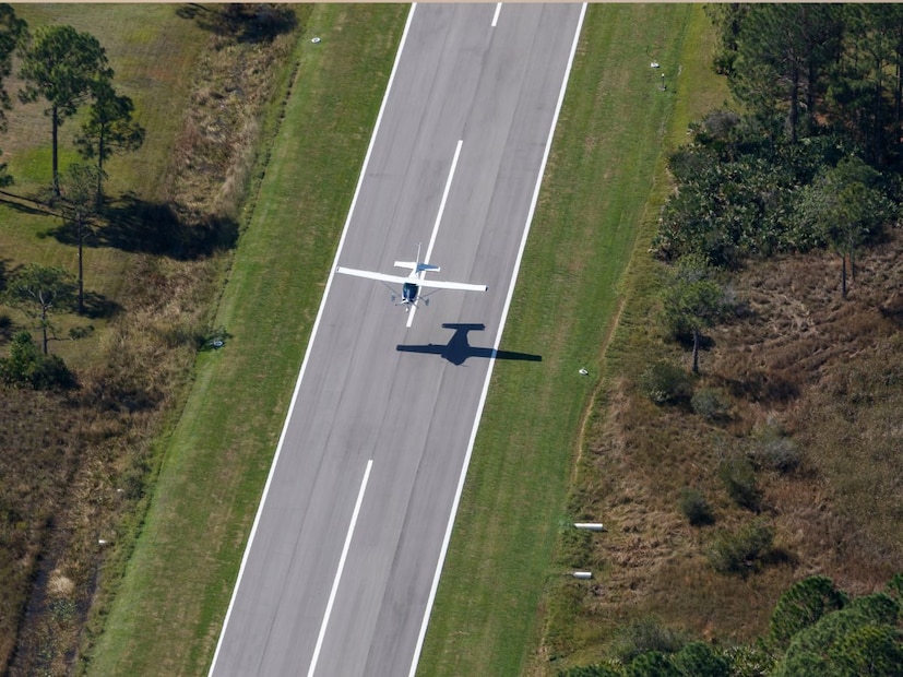 काहीवेळा समस्या जमिनीवर असते. कदाचित गेट अजून मोकळे नसेल, टॅक्सीवेवर काही अडथळा असेल किंवा ग्राउंड स्टाफला व्यवस्था करण्यात थोडा वेळ लागत असेल. अशावेळी विमानतळ पुढील लँडिंगसाठी तयार होईपर्यंत पायलटला हवेत थांबण्याचे निर्देश मिळतात.