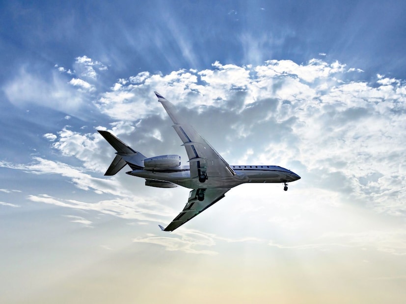 पायलटला एअर ट्रॅफिक कंट्रोलकडून उतरण्यासाठीच्या स्लॉटची वाट पाहावी लागते आणि तोपर्यंत विमान “होल्डिंग पॅटर्न”मध्ये गोल फिरत राहते. यामुळे प्रत्येक विमानाला सुरक्षित अंतर आणि योग्य क्रमाने उतरण्याची संधी मिळते.