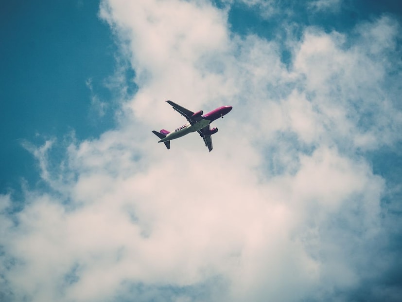 रनवेची उपलब्धता : कधीकधी धावपट्टी म्हणजेच रनवे दुसऱ्या विमानासाठी वापरली जात असते किंवा त्यावर देखभालीचे काम सुरू असते. कोणत्याही आपत्कालीन लँडिंगच्या परिस्थितीतही उर्वरित विमानांना हवेत प्रतीक्षा करावी लागते.