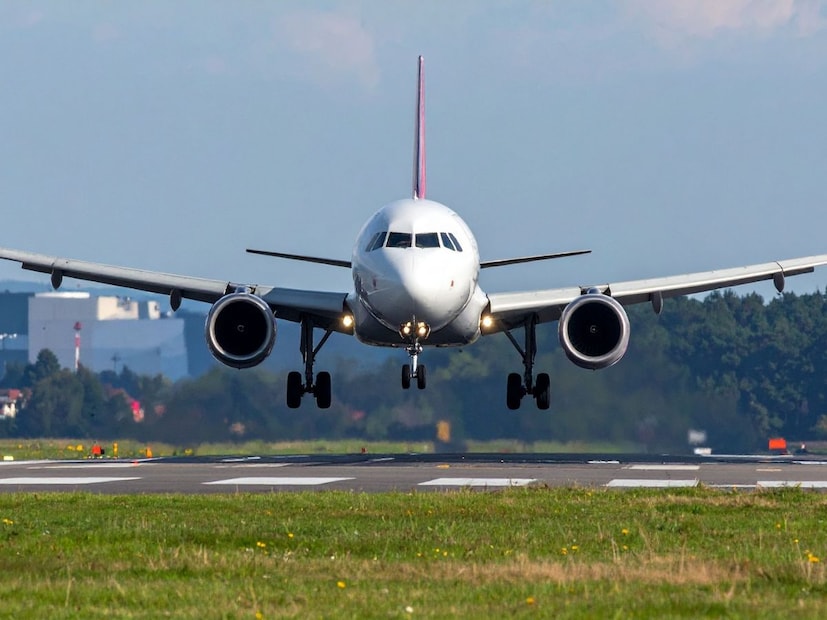 मोठ्या शहरांमधील विमानतळे खूप व्यस्त असतात, जिथे दर काही मिनिटांनी एक विमान उतरत किंवा उड्डाण करत असते. इतक्या व्यस्त वातावरणात हवेतही ट्रॅफिक जाम सारखी स्थिती निर्माण होते. याही कारणाने काहीवेळा विमान हवेत गोल गोल फिरवावे लागते. 