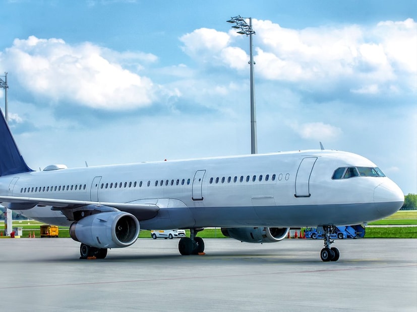 कधीकधी दुसऱ्या विमानात आपत्कालीन परिस्थिती उद्भवते. जसे की तांत्रिक बिघाड किंवा वैद्यकीय आणीबाणी. अशा वेळी, विमानतळाचे संपूर्ण व्यवस्थापन त्या विमानावर लक्ष केंद्रित करते. इतर सर्व विमानांना तोपर्यंत हवेतच प्रतीक्षा करावी लागते, जोपर्यंत ती आपत्कालीन स्थिती पूर्णपणे हाताळली जात नाही.