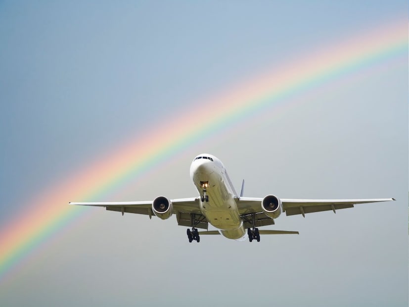 थोडक्यात सांगायचे झाल्यास, जोपर्यंत धावपट्टी पूर्णपणे मोकळी, साफ आणि सुरक्षित होत नाही, तोपर्यंत पायलट विमानाला हवेत गोल फिरवत ठेवतात. विमान प्रवासात सुरक्षितता ही सर्वात महत्त्वाची गोष्ट असते आणि हा 'होल्डिंग पॅटर्न' सुरक्षित लँडिंग सुनिश्चित करण्यासाठी आवश्यक असतो.