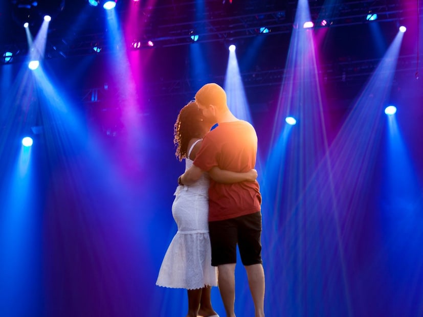 कॉफी शॉपमधील साधे संभाषण लवकरच विसरले जाऊ शकते, पण आवडत्या कलाकाराचा पहिला लाइव्ह परफॉर्मन्स किंवा कॉन्सर्टमधील मजा दीर्घकाळ आठवणीत राहते. कॉन्सर्ट डेट एक अविस्मरणीय अनुभव बनवते, जो जोडप्याला नेहमी जोडलेला ठेवतो आणि त्यांना नंतर गप्पा मारण्यासाठी एक छान विषय मिळतो.