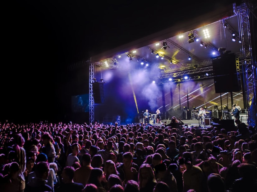 कॉफी डेटमध्ये समोरच्या व्यक्तीला प्रभावित करण्याचे किंवा स्मार्ट बोलण्याचे एक प्रकारची दडपण असते. कॉन्सर्टमध्ये तुम्ही स्वतःचे नैसर्गिक स्वरूप दाखवू शकता, नाचू शकता किंवा फक्त संगीताचा आनंद घेऊ शकता. हे वातावरण तणाव कमी करणारे आणि अधिक आरामदायक असल्याने जोडपी कॉन्सर्ट डेट निवडतात.