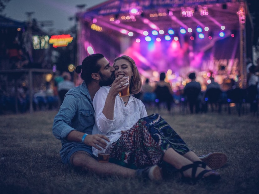 एखाद्या विशिष्ट कॉन्सर्टला एकत्र जाणे हे दर्शवते की दोघांची संगीताची आवड समान आहे. डेटिंगच्या सुरुवातीच्या टप्प्यात, समान आवडीचा अनुभव घेतल्याने सुसंगतता तपासता येते. जर दोघांनाही एकाच प्रकारच्या संगीताची आणि वातावरणाची आवड असेल, तर नाते पुढे घेऊन जाणे सोपे होते.