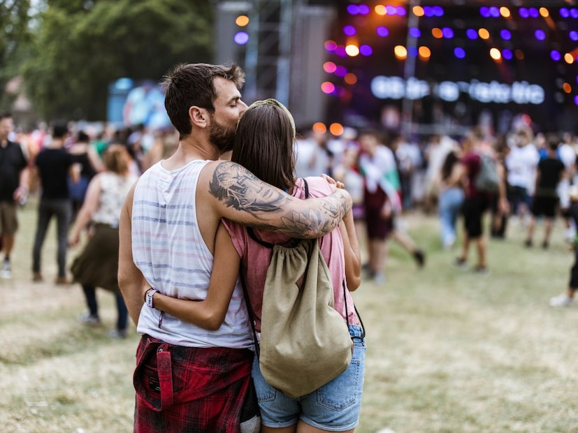 कॉफी डेट शांत आणि संयमित असते, जिथे बोलण्यावर अधिक भर असतो. याउलट कॉन्सर्ट डेटमध्ये मोठ्या आवाजाचे संगीत, उत्साहवर्धक वातावरण आणि हजारोंच्या गर्दीतील ऊर्जा असते. हे जोडप्याला अधिक जलद आणि तीव्रतेने जोडतो. समान उत्साहाच्या क्षणांमुळे नाते अधिक मजबूत होते. कॉफी डेट शांत आणि संयमित असते, जिथे बोलण्यावर अधिक भर असतो. याउलट कॉन्सर्ट डेटमध्ये मोठ्या आवाजाचे संगीत, उत्साहवर्धक वातावरण आणि हजारोंच्या गर्दीतील ऊर्जा असते. हे जोडप्याला अधिक जलद आणि तीव्रतेने जोडतो. समान उत्साहाच्या क्षणांमुळे नाते अधिक मजबूत होते.