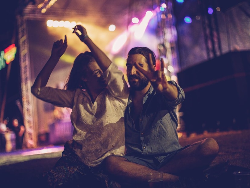 कॉन्सर्टमध्ये दोघांनाही बोलण्याची गरज नसते. संगीत स्वतःच त्यांच्या भावना व्यक्त करते. जेव्हा दोन लोक एकाच लयीत नाचतात किंवा गाण्यावर एकत्र डोलायला लागतात. तेव्हा त्यांच्यात एक नैसर्गिक आणि भावनिक जवळीक निर्माण होते. कॉफी डेटवर जिथे विचारपूर्वक बोलवे लागते, तिथे कॉन्सर्टमध्ये असलेल्या क्षणाचा आनंद घेता येतो.