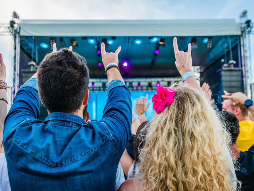 यामागे वैज्ञानिक कारणे देखील आहेत. लाइव्ह म्युझिकच्या वेळी शरीरात ऑक्सिटोसिन आणि डोपामाइन हे हार्मोन्स रिलीज होतात. आजतकमध्ये दिलेल्या माहितीनुसार, डॉ. तुगनेट यांनी म्हंटल आहे की, 