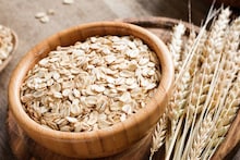 Skin Care : चेहऱ्यासाठी सुपर कुल फेसपॅक, ओट्स आणि मधानं चेहरा दिसेल टवटवीत