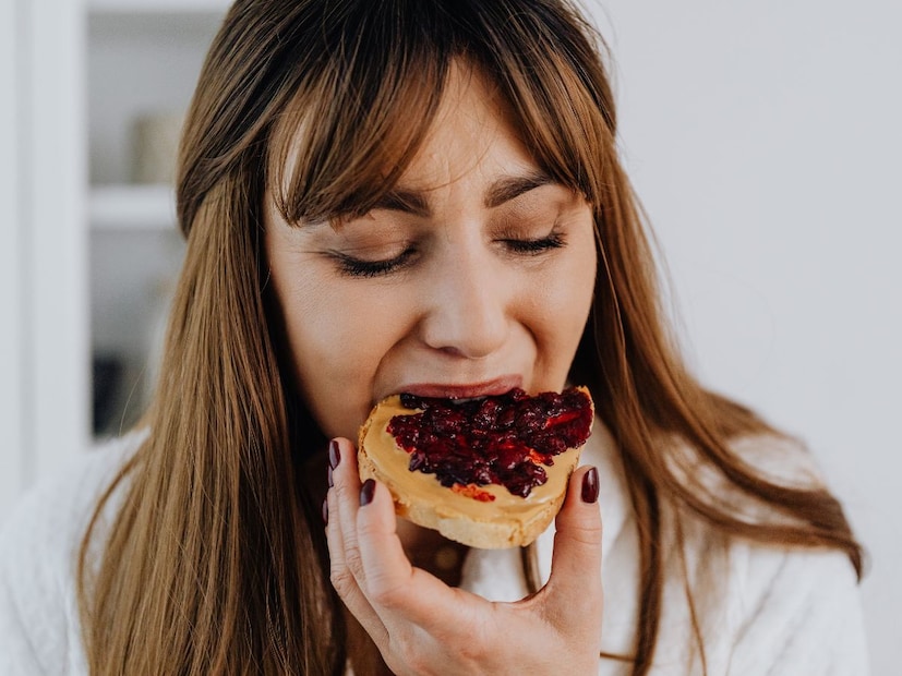 तुमचे 'ट्रिगर्स' ओळखा : स्ट्रेस ईटिंगवर नियंत्रण मिळवण्यासाठी सर्वात आधी तुमचे ट्रिगर्स म्हणजेच ज्यामुळे तुम्ही स्ट्रेस येतो, ते कारण ओळखणे महत्त्वाचे आहे. कामाचा दबाव, एकटेपणा किंवा इतर भावनिक समस्या अनेकदा स्ट्रेस ईटिंगचे कारण बनतात.