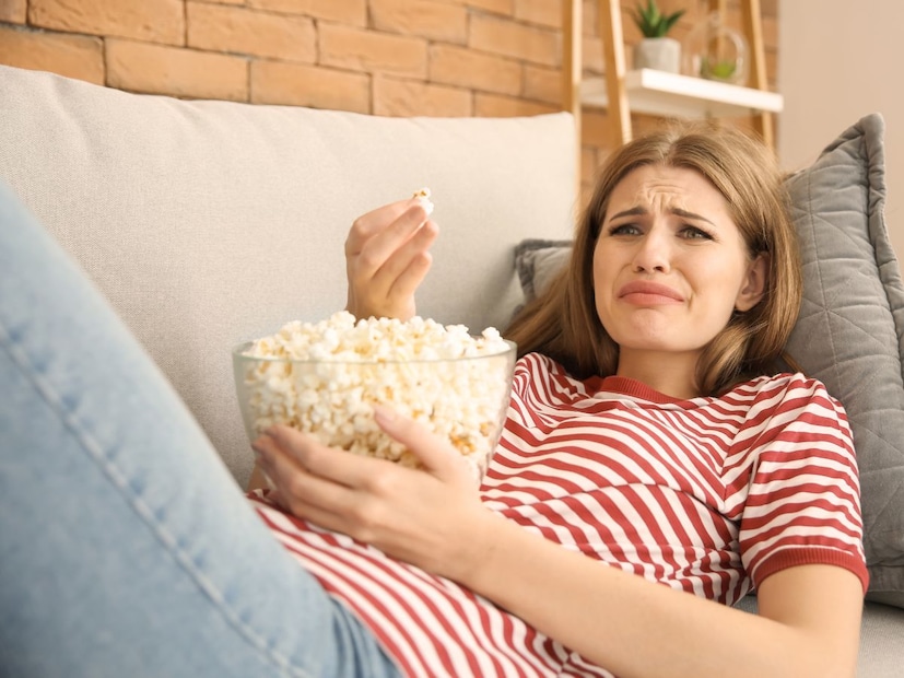 तुमच्या भावना व्यक्त करा : तणावात असताना आपल्या भावना लिहून काढा किंवा एखाद्या जवळच्या व्यक्तीशी त्याबद्दल बोलून शेअर करा. असे केल्याने तुम्हाला भावनिक तणावावर नियंत्रण मिळवण्यात मदत मिळेल.