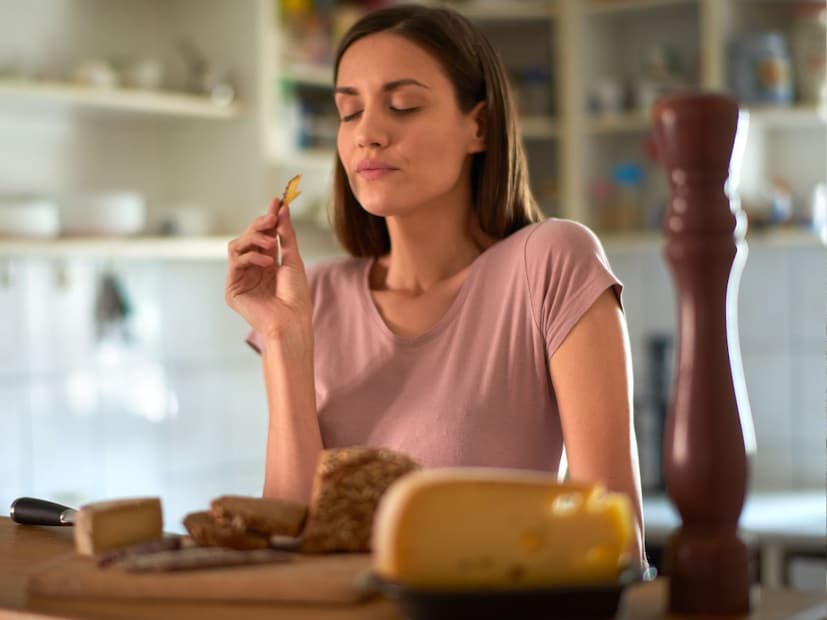 'फील गुड' हार्मोन्सची तात्पुरती मदत : जागरणच्या वृत्तानुसार, हे उच्च फॅट आणि साखर असलेले पदार्थ खाल्ल्याने तात्पुरत्या स्वरूपात सेरोटोनिन आणि डोपामाइनची पातळी वाढते, ज्यामुळे तुम्हाला थोड्या वेळासाठी बरे वाटते. मात्र ही मदत क्षणिक असते.