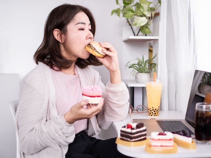 क्रेविंगसाठी हेल्दी पर्याय निवडा : तुम्हाला खाण्याची तीव्र इच्छा असेल तर फळे किंवा ड्राय फ्रूट्स सारखे आरोग्यदायी स्नॅक्स निवडा. यामुळे तुमची लालसा शांत होईल आणि आरोग्याला नुकसानही होणार नाही.