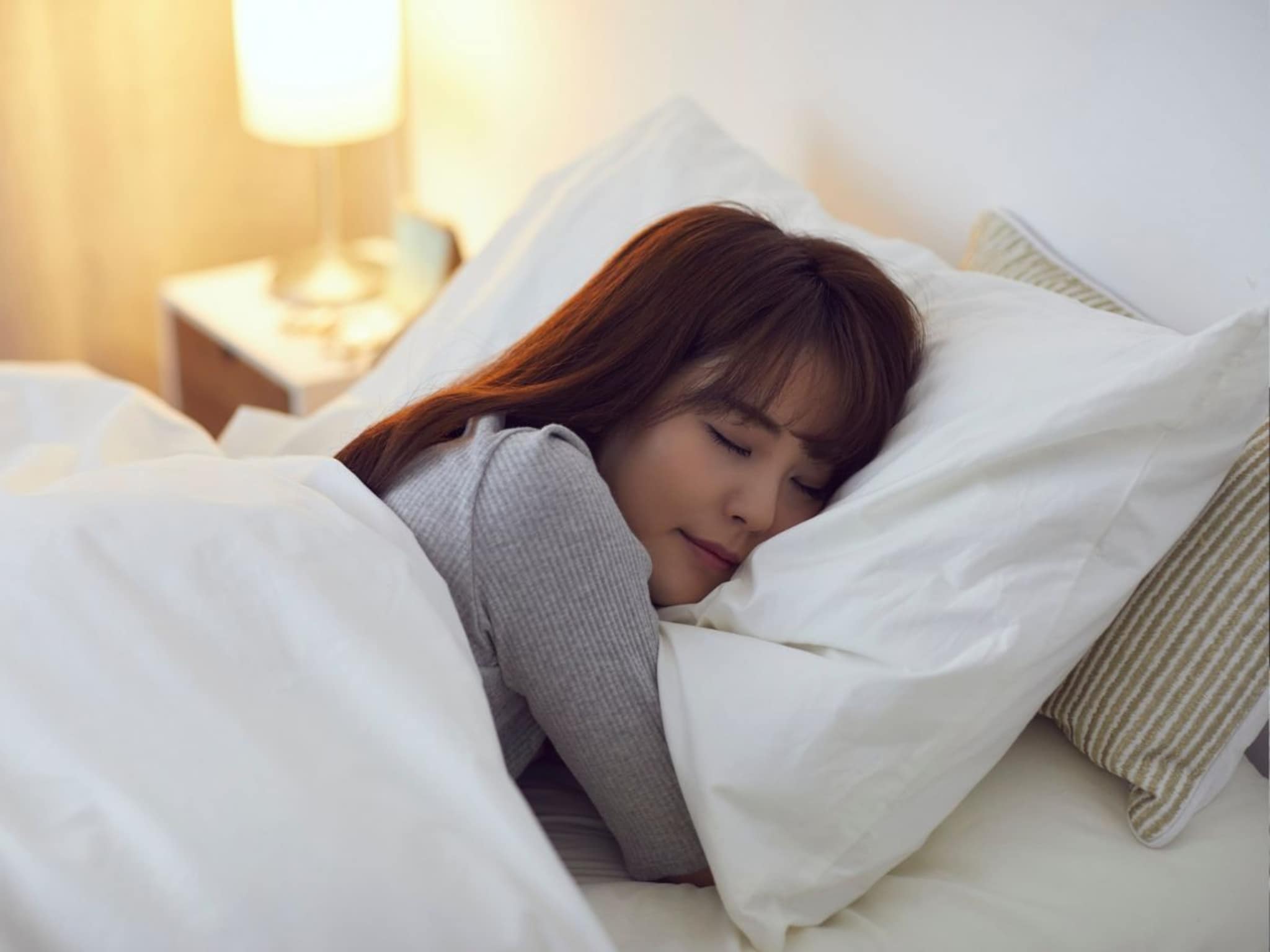 Winter health Tips : रात्री स्वेटर घालून झोपता? थांबा.. थंडीपासून तर रक्षण होईल पण होऊ शकतात 'हे' त्रास