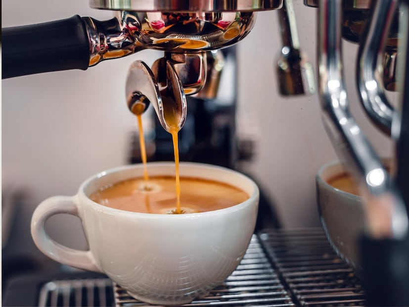 एकाग्रता वाढवते : एस्प्रेसो प्यायल्याने तुमच्या मेंदूमध्ये डोपामाइन नावाचे रसायन स्रवते, जे तुमचा मूड सुधारते आणि त्यामुळे तुमचे लक्ष विचलित न होता एकाग्रता वाढते. यामुळे तुम्ही आनंदी आणि उत्साही राहून अधिक उत्पादनक्षम बनता.