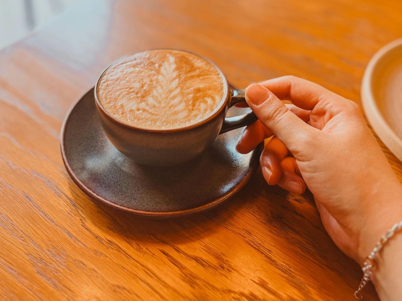 उत्कृष्ट अँटिऑक्सिडंटचा स्रोत : एस्प्रेसो तिच्या उच्च अँटिऑक्सिडंट घटकांसाठी ओळखली जाते. हे संयुगे शरीरातील फ्री रॅडिकल्सना निष्प्रभ करण्यात महत्त्वपूर्ण भूमिका बजावतात, ज्यामुळे जुनाट आजार आणि सूज येण्याचा धोका कमी होऊ शकतो.