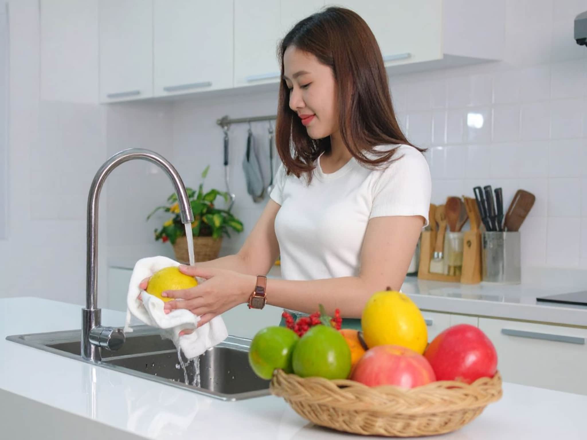 Fruit Cleaning : फळं ताजी दिसतात, पण त्यावर असू शकतात घातक रसायनं! या खास पद्धतीने करा स्वच्छ