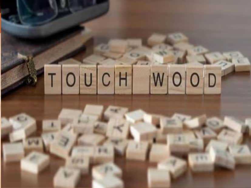 'टच वूड' असे म्हणण्याची प्रथा नेमकी कधी आणि कुठे सुरू झाली हे निश्चितपणे माहित नाही. मात्र सोशल मीडियावर आढळणाऱ्या माहितीनुसार, ही प्रथा येशू ख्रिस्ताच्या जन्मापूर्वीपासूनच अस्तित्वात आहे. त्या काळातील अनेक पाश्चात्त्य संस्कृतींमध्ये असे मानले जात होते की, परी आणि चांगल्या आत्म्यांचा निवास झाडांमध्ये असतो.