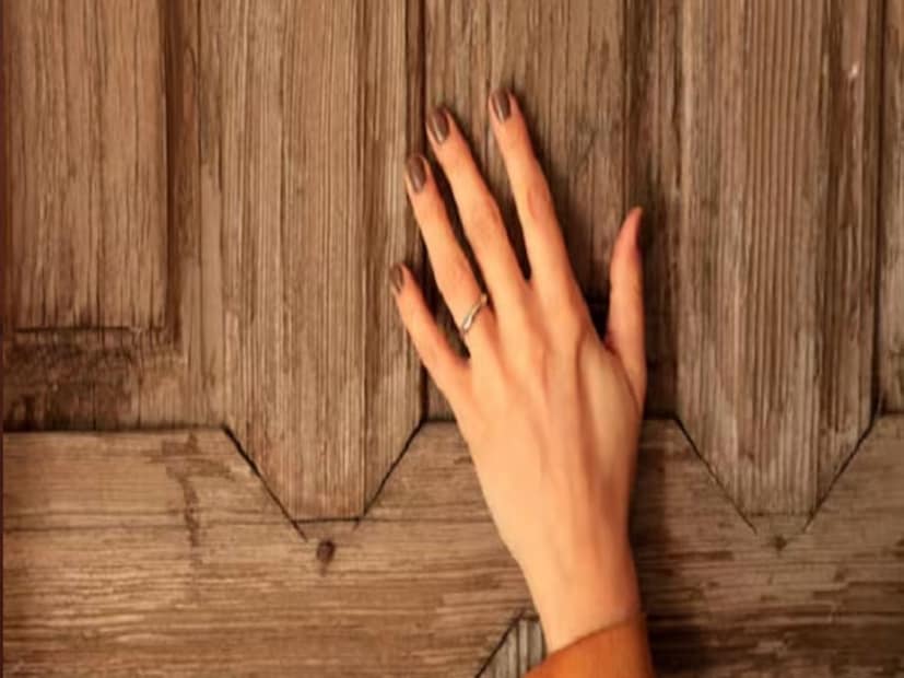 'टच वुड' ते 'नॉक ऑन द वुड' : आधुनिक पिढी दुर्दैव टाळण्यासाठी 'टच वुड' हा शब्दप्रयोग जवळजवळ एक म्हण म्हणून वापरते. पूर्वी इंग्लंडमध्ये, 'टच वुड' ऐवजी 'नॉक ऑन द वुड' हा शब्दप्रयोग अधिक सामान्य होता. मात्र, जसजसा काळ बदलला, तसतसा दुर्दैव दूर करण्यासाठी 'टच वुड' हा शब्दप्रयोग जगभरात अधिक प्रचलित झाला आणि आज तो सार्वत्रिकरित्या वापरला जातो.