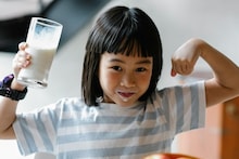 Winter Immunity Tips : मुलांना नुसतं दूध देता? हे 5 घटक मिसळा, सर्दी-खोकला-फ्लूसारखे आजार राहतील दूर