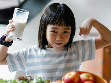 मुलांना नुसतं दूध देता? हे 5 घटक मिसळा, सर्दी-खोकला-फ्लूसारखे आजार राहतील दूर