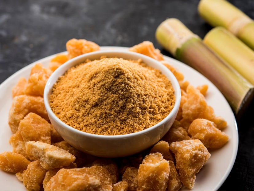 गूळ : गुळात मिसळलेले दूध प्यायल्याने जलद ऊर्जा मिळते आणि रक्ताची गुणवत्ता सुधारते. ते पचनासाठी देखील फायदेशीर आहे आणि आतून रोगप्रतिकारक शक्ती मजबूत करते.