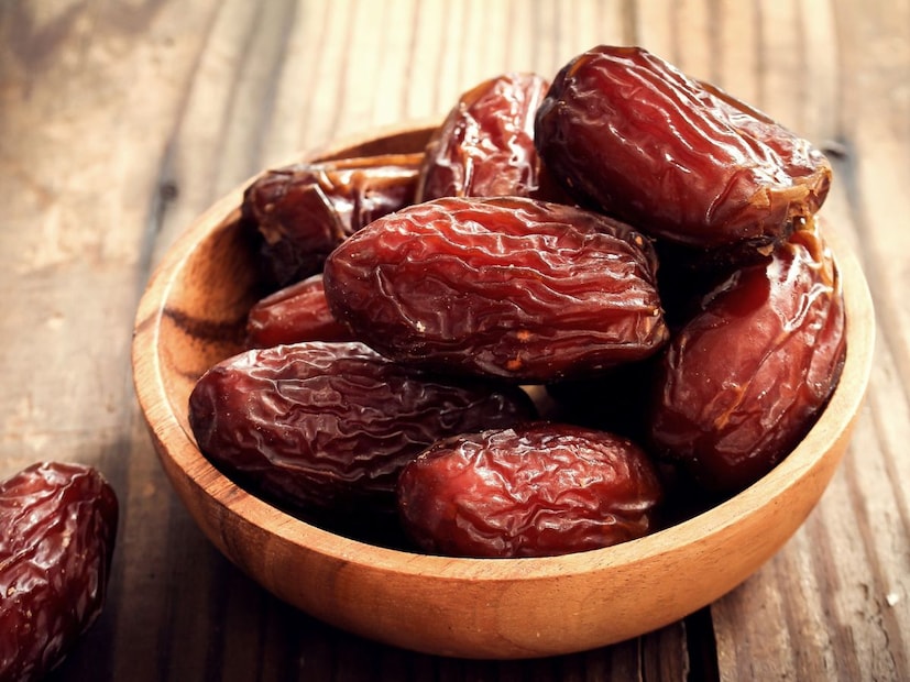 खजूर : खजूर शरीराला आतून उबदार ठेवतात आणि त्यांच्या नैसर्गिक साखरेमुळे त्वरित ऊर्जा देतात. खजूरचे दूध सर्दी, घसा खवखवणे आणि थकवा यासाठी विशेषतः उपयुक्त मानले जाते आणि ते मुलांसाठी देखील एक चांगला पर्याय आहे.