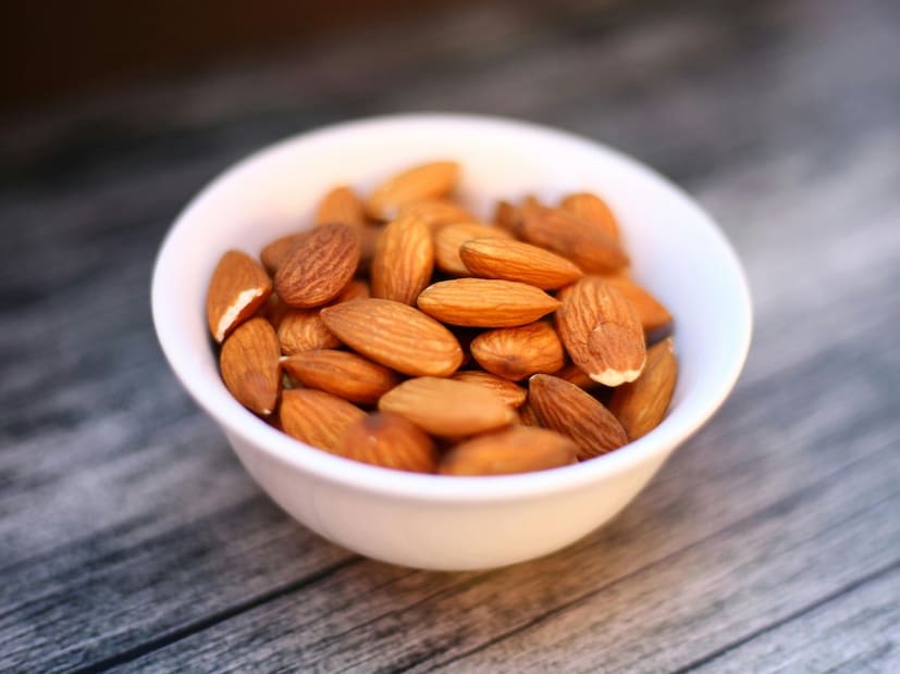 बदामाचे दूध : भिजवलेले आणि किसलेले बदाम मिसळलेले दूध प्यायल्याने मन आणि शरीर दोन्हीचे पोषण होते. त्यातील प्रथिने, जीवनसत्त्वे आणि निरोगी चरबी रोगप्रतिकारक शक्तीला आधार देतात.