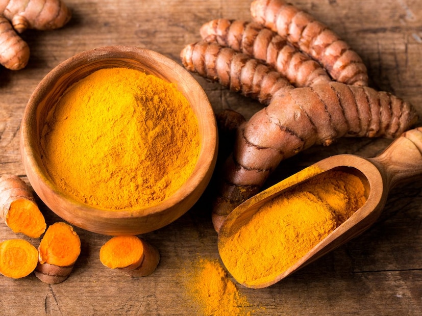 हळद : हिवाळ्यात जवळजवळ प्रत्येक घरात हळदीचे दूध वापरले जाते. हळदीचे गुणधर्म शरीराला संसर्गापासून वाचवण्यास मदत करतात. रात्री हे दूध प्यायल्यास ते झोप आणि रिकव्हरी सुधारते.