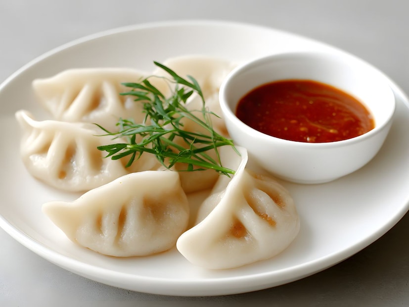 बीपी आणि कोलेस्टेरॉलचा धोका वाढतो : मोमोंसोबत दिल्या जाणाऱ्या लाल तिखट सॉसमध्ये तेल, सोडियम आणि प्रिझर्वेटिव्हचे प्रमाण खूप जास्त असते. हे हृदयाच्या आरोग्यासाठी आणि रक्तदाबासाठी हानिकारक ठरते. वारंवार सेवन केल्यास उच्च रक्तदाब आणि कोलेस्ट्रॉल वाढण्याचा धोका निर्माण होतो.