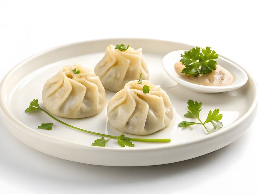 लठ्ठपणाचा धोका वाढतो : मोमोमध्ये खाली कॅलरी म्हणजेच पोषणाशिवाय कॅलरी असतात. अतिरिक्त कॅलरी रोज शरीरात गेल्या तर थोड्याच काळात वजन वाढू शकते. लहान पोर्शन दिसत असले तरी त्यातील कॅलरी जमा होऊन लठ्ठपणाचा धोका वाढवतात.