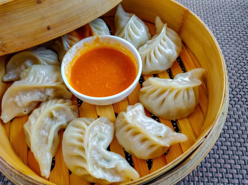 अ&#x200d;ॅसिडिटीचा त्रास वाढतो : तिखट सॉस आणि मैद्याच्या मिश्रणामुळे अनेकांना वारंवार अ&#x200d;ॅसिडिटी, छातीत जळजळ आणि पोटाशी संबंधित त्रास जाणवू शकतो. रोज मोमो खाल्ल्यास या समस्या जास्त तीव्र होतात आणि आयुष्यावर याचा परिणाम होऊ लागतो. 