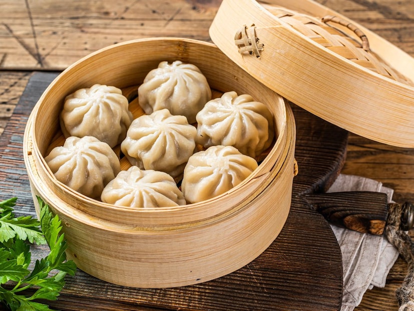 मैदा पचायला जास्त वेळ घेतो आणि त्यात फायबर जवळजवळ नसते. त्यामुळे पचन मंदावते आणि वारंवार गॅस, ब्लोटिंग आणि कॉन्स्टिपेशन अशा समस्यांचा त्रास होऊ शकतो. रोज मोमो खाल्ल्याने पाचनसंस्थेवर अनावश्यक ताण येतो.