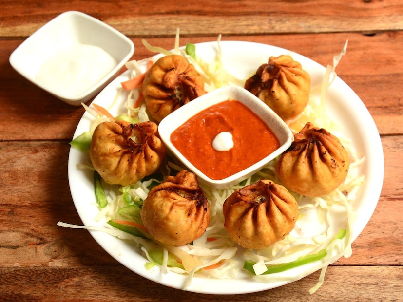 डॉ. कालिया सांगतात की, स्टीम्ड मोमो हे फ्राइड मोमोंपेक्षा तुलनेने चांगले असतात. कारण त्यात तेल कमी असते. तरीही मैद्यापासून बनवलेले स्टीम्ड मोमो रोज खाणे टाळावे. त्याऐवजी कधीकधी पूर्ण गव्हाचे, बाजरीचे किंवा भाज्यांचे मोमो हा आरोग्यासाठी तुलनेने चांगला पर्याय ठरू शकतो. 