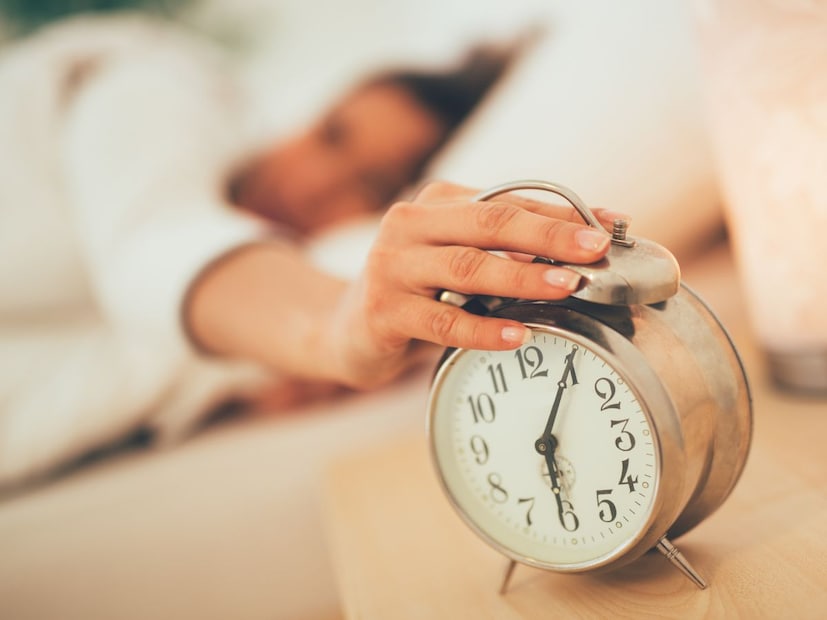 झोपण्यापूर्वी एक तास मोबाईल फोन आणि टीव्ही स्क्रीनपासून दूर रहा, हलके जेवण करा आणि कॅफिन टाळा. रात्री झोपेसाठी एक विशिष्ट वेळ निश्चित करा आणि 7-8 तासांची झोप घ्या. सकाळी उठताच, लगेच पाणी प्या आणि बाहेरच्या ताज्या हवेत काही मिनिटे घालवा.