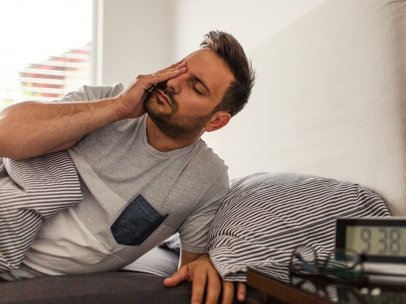 झोप तज्ज्ञांचा असा विश्वास आहे की सकाळी उठण्याची कोणतीही निश्चित वेळ नाही. उलट लोकांनी 7-8 तासांच्या झोपेनंतर उठले पाहिजे. मात्र झोपेची सर्वोत्तम वेळ रात्री 10 ते 11 दरम्यान आहे. म्हणून लोकांनी सकाळी 6 ते 8 दरम्यान जागे व्हावे. 