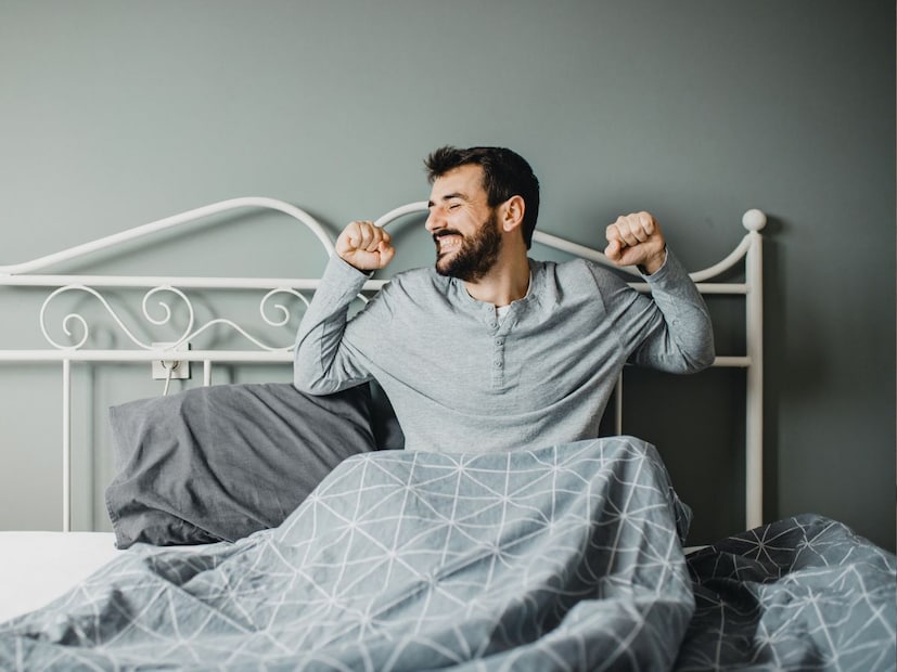 आयुर्वेद आणि आधुनिक विज्ञानाने लवकर उठण्याचे आणि पुरेशी झोप घेण्याचे फायदे अधोरेखित केले आहेत. लवकर उठण्यासाठी वेळेवर झोपणे अत्यंत महत्वाचे आहे. 