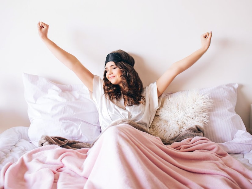 उशिरा उठल्याने नाश्ता उशिरा होतो किंवा वगळला जातो, ज्यामुळे रक्तातील साखरेची पातळी अस्थिर होऊ शकते आणि अशक्तपणा जाणवू शकतो. उशिरा उठल्याने तुमच्या रात्रीच्या झोपेच्या पद्धतीत व्यत्यय येतो. जेव्हा तुम्ही झोपता आणि नियमित वेळी उठता तेव्हाच शरीराला झोपेचे सर्वोत्तम फायदे मिळतात.