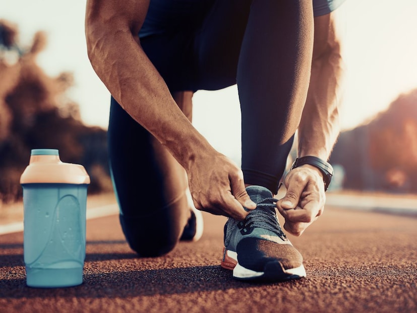 प्रत्येक खेळ किंवा वर्कआउटनुसार शूजची रचना बदलते. रनिंगसाठी हलके पण सपोर्टिव्ह शूज चांगले मानले जातात तर जिमसाठी स्थिरता देणारी सोल आवश्यक असते. ट्रेकिंगसाठी मजबूत, ग्रिप असलेले आणि अँकल सपोर्ट देणारे शूज योग्य ठरतात. चुकीचा प्रकार निवडल्यास पायांच्या स्नायूंवर अतिरिक्त दाब येऊ शकतो.