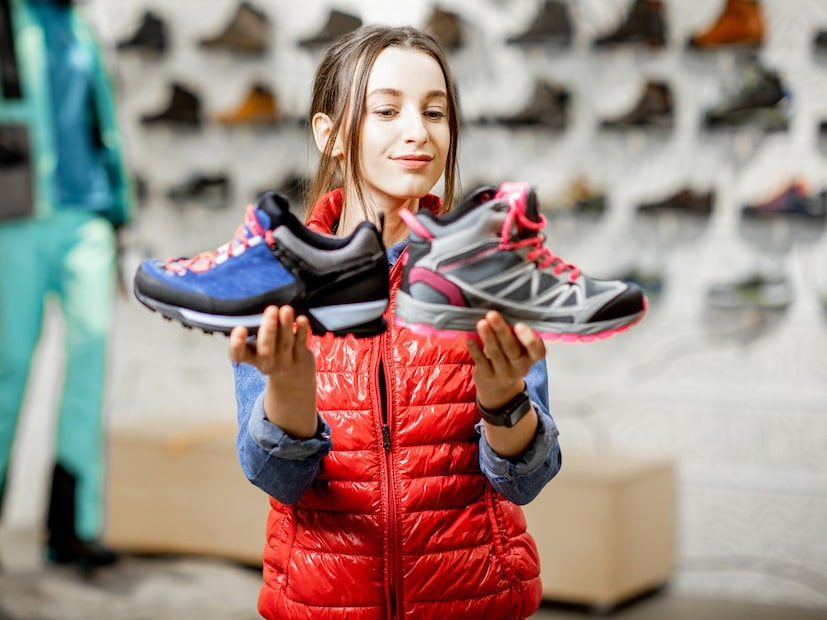 अनेकदा लोक स्पोर्ट्स शूज फक्त त्यांच्या आकर्षक डिझाइनकडे पाहून खरेदी करतात. पण तज्ज्ञांच्या मते, शूजच्या आतल्या कुशनिंगला सर्वाधिक महत्त्व दिले पाहिजे. शूज आतून आरामदायक नसतील तर काही पावले चालताच पाय दुखू लागतात आणि वर्कआउट करताना अस्वस्थता जाणवते.