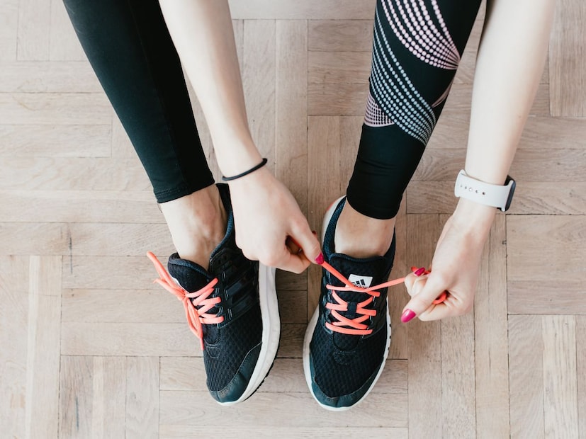 काही लोक शूज खरेदी करताना फक्त उभे राहून फिटिंग पाहतात. पण तज्ज्ञ सांगतात की, शूज घालून काही पावले चालून पाहणे आवश्यक आहे. यामुळे शूजची ग्रिप, फिटिंग, आरामदायकता आणि चालताना पाय कसे वळतात याचा अंदाज येतो.