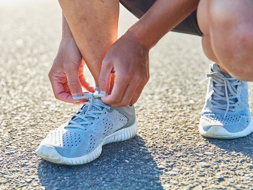 घरात वापरण्यासाठी मऊ आणि हलक्या सोलचे शूज चांगले असतात. परंतु बाहेर रनिंग, जॉगिंग किंवा ट्रेडमिलसाठी मजबूत, सपोर्टिव्ह आणि शॉक-अ&#x200d;ॅब्झॉर्बिंग सोल असलेले शूज घ्यावेत. चुकीचे शूज घेतल्यास केवळ शूजच खराब होत नाहीत, तर पाय, टाच आणि गुडघ्यांवर ताण येतो.