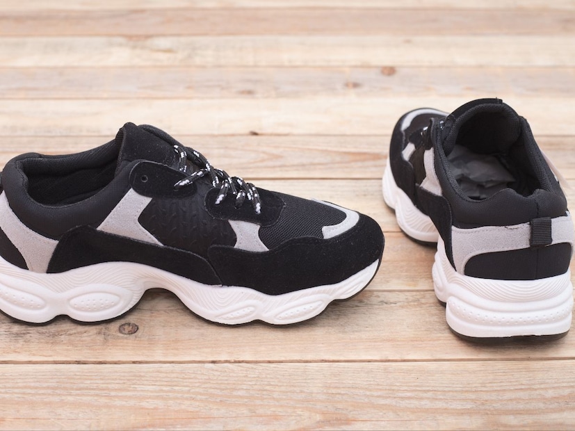 परफेक्ट स्पोर्ट्स शूज कसे निवडावेत : शूज खूप टाईट किंवा लूज नसावे. तुमच्या बोटांना हलका स्पेस मिळाला पाहिजे पण पाय घसरू नये. सोलची लवचिकता, कुशनिंग, आर्च सपोर्ट, हील सपोर्ट आणि ग्रिप व्यवस्थित तपासावी. तसेच शूज तुमच्या अ&#x200d;ॅक्टिव्हिटीला, पायाच्या शेपला आणि वजनाला योग्य असणे आवश्यक आहे. योग्य शूज निवडल्यास जखमा, पायदुखी आणि नी पेनसारख्या अनेक समस्या सहज टाळता येतात.