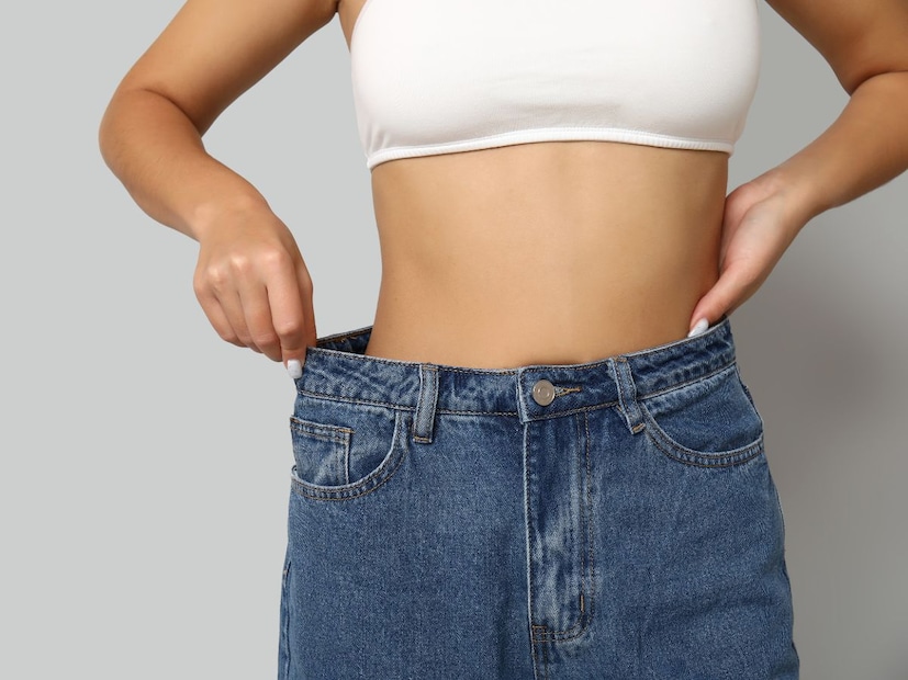 ज्या जागी नवीन बटण बसवायचे आहे तिथे सेफ्टी पिन किंवा पातळ हुक वापरून एक तात्पुरते होल तयार करा. आता जीन्सचे मूळ बटण या नवीन होलमध्ये अडकवा. असे केल्याने जीन्स लगेच टाइट दिसू लागते.