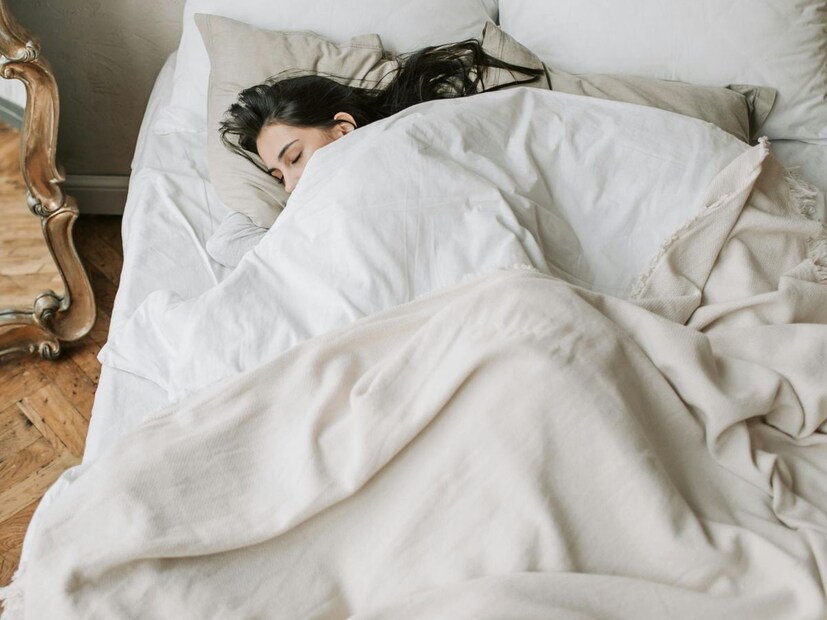 अभ्यासातून असे दिसून आले आहे की, सरासरी महिला पुरुषांपेक्षा सुमारे 10 ते 12 मिनिटे जास्त झोपतात. मात्र हा फरक फार कमी आहे. मनोरंजक म्हणजे महिला अनेकदा खराब झोपेची गुणवत्ता नोंदवतात. तरीही झोपेच्या प्रयोगशाळेतील चाचण्यांमध्ये त्यांची झोप पुरुषांपेक्षा जास्त खोल आणि चांगली असल्याचे आढळून आले आहे. 