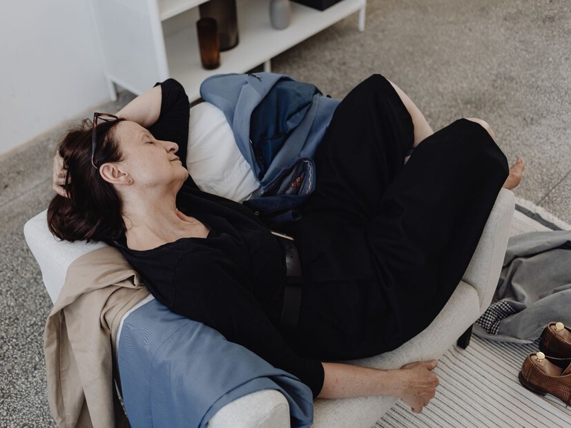 कदाचित मुले किंवा कुटुंबामुळे महिला रात्री जास्त वेळा जागतात, ज्यामुळे त्यांची झोप विस्कळीत होते. परिणामी दिवसा अधूनमधून डुलकी घेऊन त्या झोपेच्या कमतरतेची भरपाई करतात.