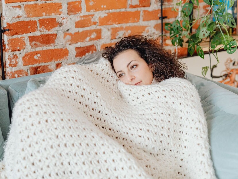 स्लीप फाउंडेशनच्या अहवालानुसार, महिला झोपेबद्दल विशेषतः संवेदनशील असतात. पुरेशी झोप न मिळाल्याने त्यांच्या मूड, उर्जेची पातळी आणि हृदयाच्या आरोग्यावर नकारात्मक परिणाम होऊ शकतो. अनेक अभ्यासातून असेही दिसून आले आहे की, पुरुषांपेक्षा महिलांना निद्रानाश, चिंता आणि नैराश्यासारख्या झोपेशी संबंधित विकारांचा त्रास होण्याची शक्यता जास्त असते. 