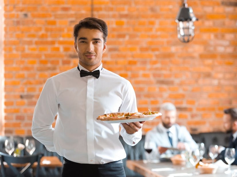 संतुलन आणि सुरक्षितता : एका हाताने जेवण सर्व्ह केल्याने वेटरचा दुसरा हात मोकळा असतो. यामुळे ते ट्रे संतुलित करू शकतात आणि गरज पडल्यास ते पडण्यापासून रोखू शकतात. ही पद्धत अपघात कमी करते आणि जेवण अधिक सुरक्षित बनवते.